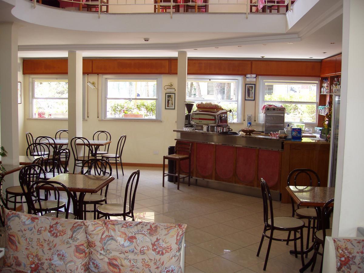 Hotel Rugantino Чезенатико Екстериор снимка